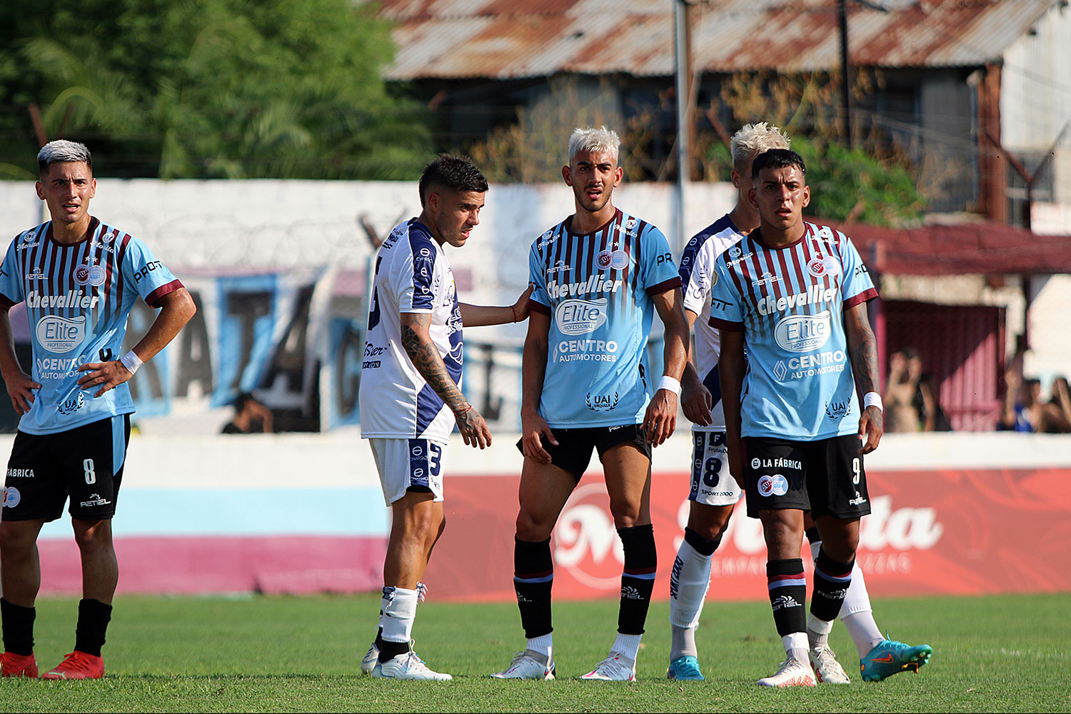 UAI Urquiza se estrenó con éxito en el Torneo Apertura 2023 de la Primera  B Metropolitana: victoria por 2 a 0 contra Deportivo Merlo, con goles de  Quimey Gaitán y Alan Vega, y con inferioridad numérica por la expulsión de  Leandro Vera.