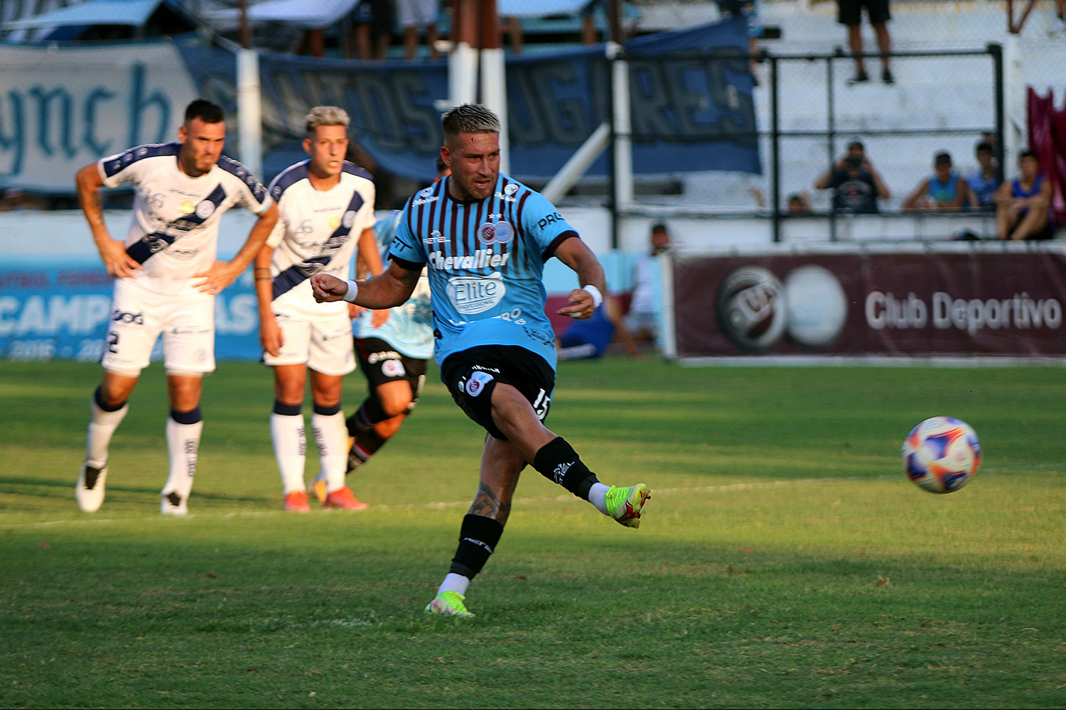 UAI Urquiza se estrenó con éxito en el Torneo Apertura 2023 de la Primera  B Metropolitana: victoria por 2 a 0 contra Deportivo Merlo, con goles de  Quimey Gaitán y Alan Vega, y con inferioridad numérica por la expulsión de  Leandro Vera.