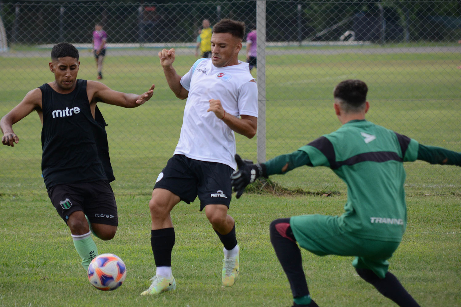 Club Deportivo UAI Urquiza - #FutbolJuvenil ¡Sumate al Furgón! . El Club  Deportivo UAI Urquiza realiza prueba de jugadores todos los lunes,  miércoles y viernes. Para los entrenamientos en Rancho Taxco saldrá