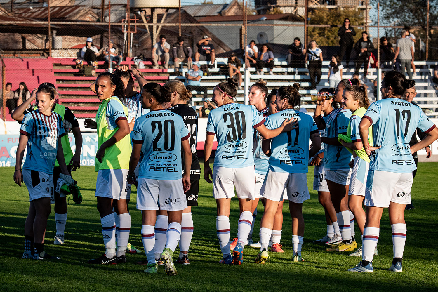 Despidieron a una jugadora de fútbol de UAI Urquiza y denuncian  discriminación de género