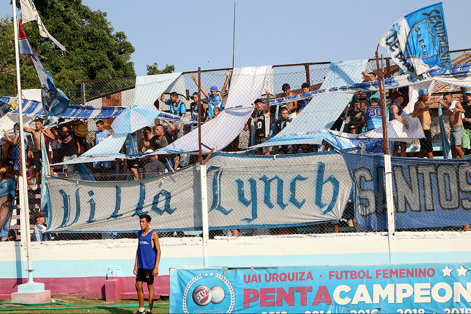 UAI Urquiza se estrenó con éxito en el Torneo Apertura 2023 de la Primera  B Metropolitana: victoria por 2 a 0 contra Deportivo Merlo, con goles de  Quimey Gaitán y Alan Vega, y con inferioridad numérica por la expulsión de  Leandro Vera.